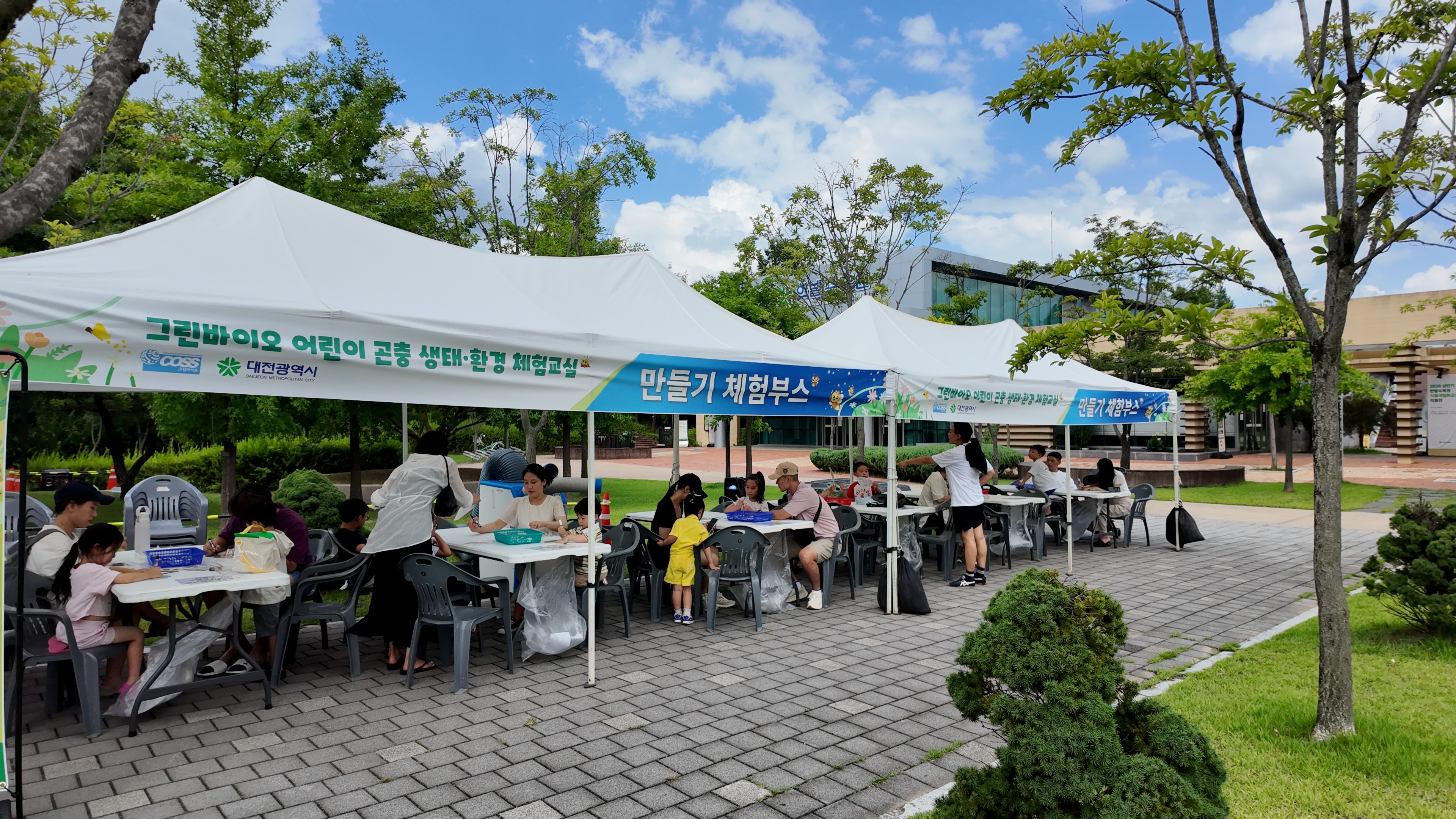충남대학교 그린바이오 혁신융합대학사업단에서는 대전 곤충생태관 개관 10주년을 기념하여 반딧불이 불빛체험 관람을 위해 방문한 대전 지역 어린이 및 가족 단위 방문객에게 곤충 생태환경 체험 교육을 제공하기 위해 위해 아래와 같이 「그린바이오 어린이 곤충 생태환경 체험 교실」을 운영하였습니다. - 운영일시: 2026년 7월 24일 - 26일 - 운영장소: 대전 곤충생태관 일대 - 참여대상: 대전 곤충생태관 방문객(대전 지역 어린이 및 가족단위 방문객) - 운영﻿내용: 어린이 대상 체험학습 프로그램 운영